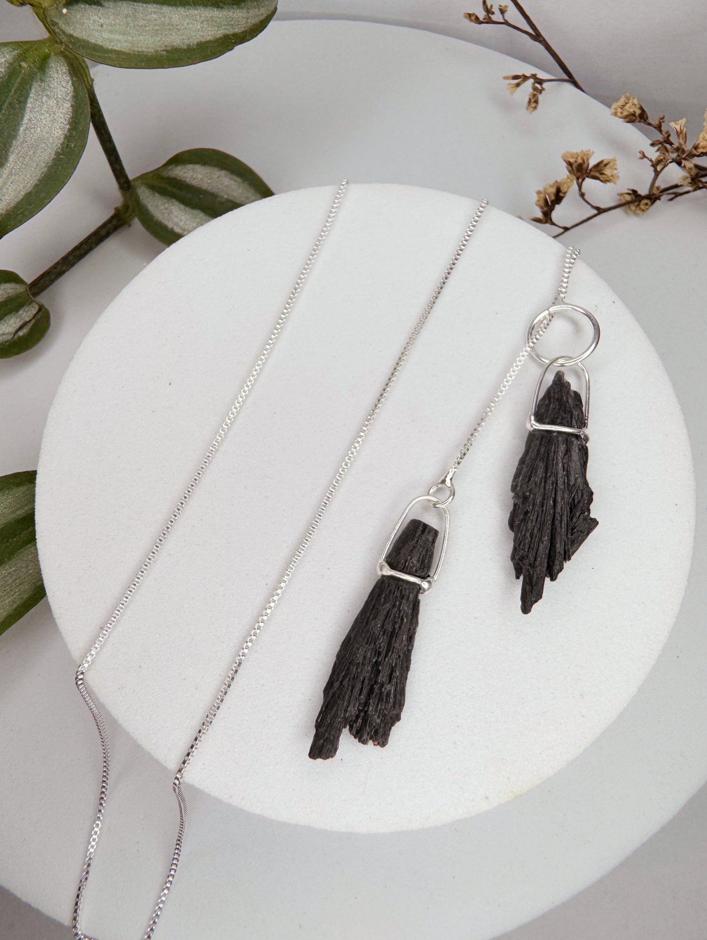 Colar cósmico - vassoura de bruxa