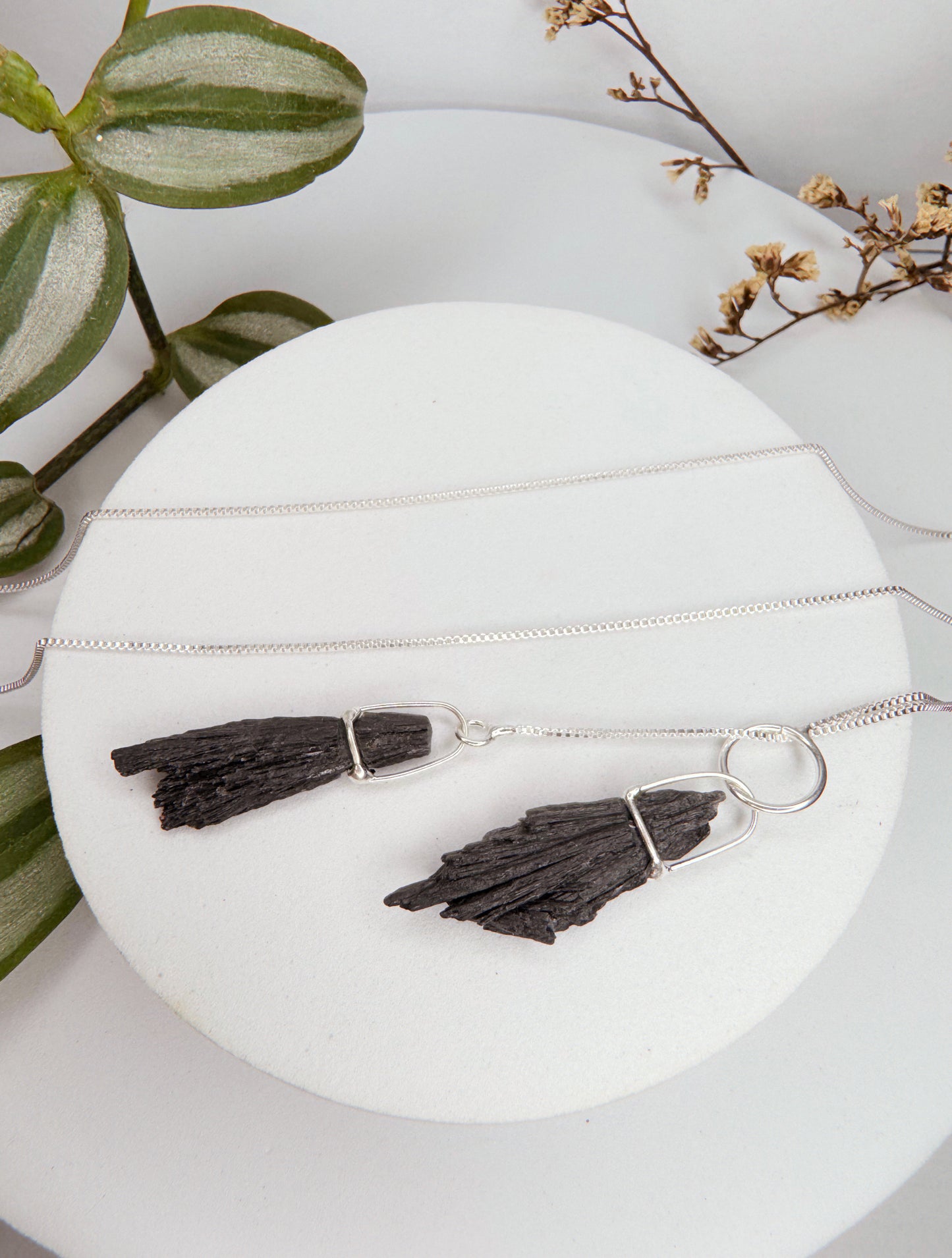 Colar cósmico - vassoura de bruxa