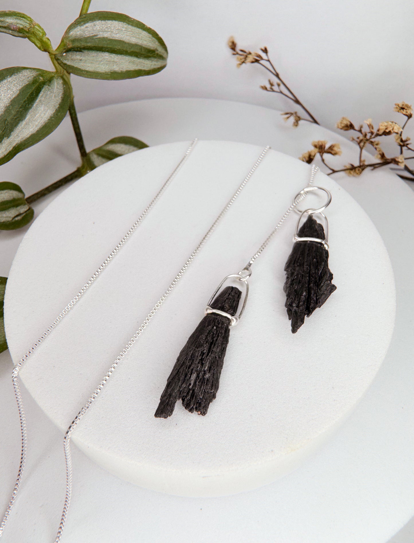 Colar cósmico - vassoura de bruxa